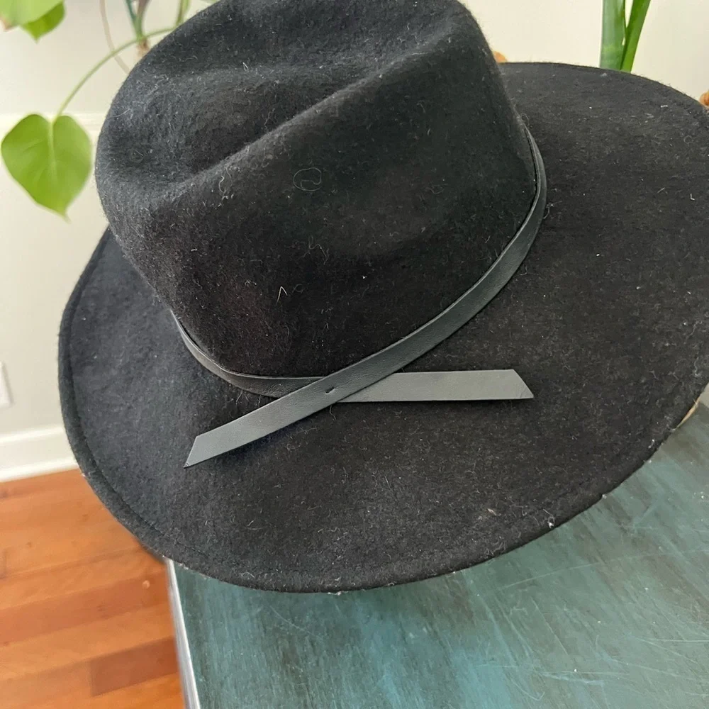 Fedora 100% wool black women’s hat with non leather band. OS